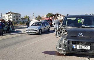 Amasya'da hafif ticari araçla otomobilin çarpıştığı...