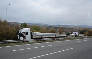 Bolu'da ağaca çarpan tırın sürücüsü kazayı...