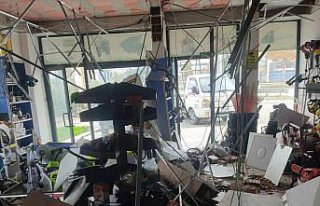 Düzce'de depremden etkilenen esnafın dükkanlarını...