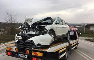 Düzce'de otomobille traktörün çarpıştığı...