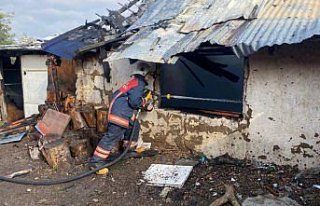Düzce'de tek katlı ev ve samanlık yandı