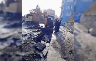 Karabük'te su borusu patlayınca caddeyi su bastı
