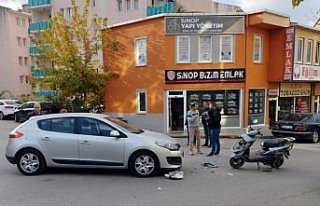 Sinop'ta otomobille çarpışan motosiklet sürücüsü...