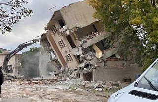 Sinop'ta yıkımı yapılan bina yana devrildi