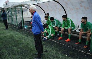 84 yaşındaki antrenör 59 yıllık takımıyla bir...