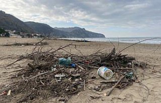 Bartın'da sağanakla sürüklenen atıklar İnkumu...