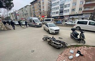 Boyabat'ta otomobille çarpışan motosikletin...