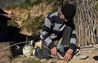 Fındık dalından sepet ören Karadenizli mesleğini...