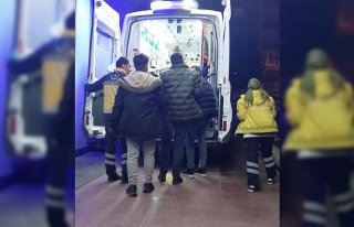 Bafra'da bıçaklı saldırıya uğrayan kişi...