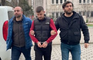 Bir kişiyi darbettikten sonra telefonunu gasbeden...