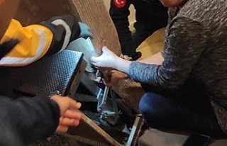 Bolu'da eli koltuk menteşesine sıkışan kadını...