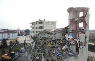 Düzce'de depremde ağır hasar gören 2 lise lojmanı...