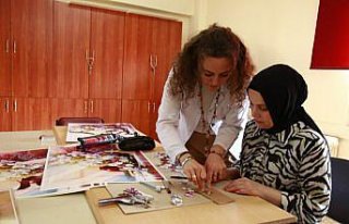 Kadınlar halk eğitim kursunda yaptıkları 3 boyutlu...