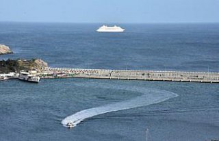 Rusya'dan Amasra'ya gelen yolcu gemisi,...