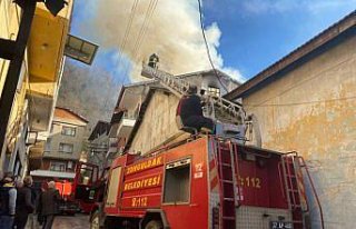 Zonguldak'ta binanın çatı katında çıkan yangın...