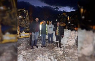 Ayancık'ta özel idare ekipleri kardan kapanan köydeki...