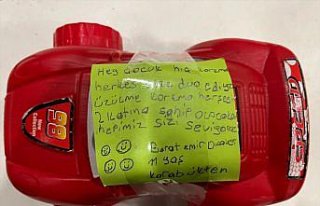 Deprem bölgesine oyuncaklarını gönderen çocukların...