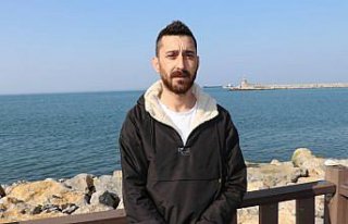 Enkazdaki yardım çağrısını duyan belediye görevlisi,...