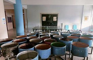 Espiye'de öğretmenler depremzedeler için soba üretiyor