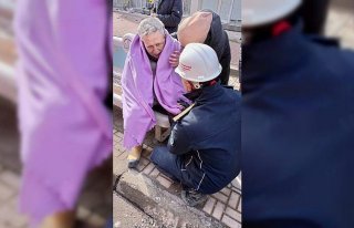 İtfaiye eri enkazdan çıkardıkları yaşlı adama...