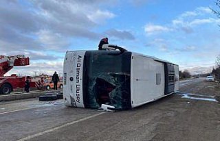 Kastamonu'da yolcu otobüsü devrildi, 30 kişi...