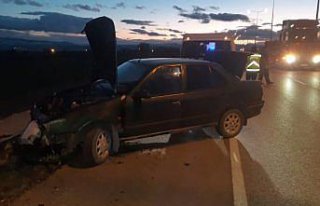 Merzifon'da bariyere çarpan otomobilin sürücüsü...