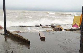 Ordu'da dalgalar sahilde çocuk parkına zarar verdi