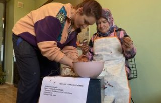 Seramik sanatçısı çömlek tezgahını depremzedelere...