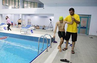 Sosyal hayata adapte olmak için yüzmeye başlayıp...