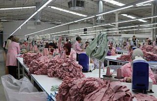 Tekstil fabrikasında ticari üretime ara verilip...