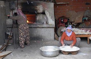 Tokat'ta kadın ve çocuklar depremzedeler için ekmek...