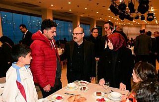 Trabzon Valisi Ustaoğlu, depremzedelerle yemekte...