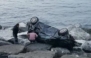 Trabzon'da deniz kenarına yuvarlanan otomobilin sürücüsü...