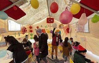 Türk bayrakları ve balonlarla süslenen çadırlarda...