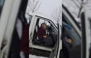Zonguldak'ta karda mahsur kalan yaşlı kadın kurtarıldı
