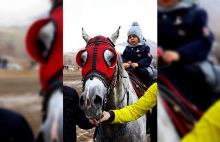 Bayburt'ta depremzede çocuklar cirit müsabakaları...