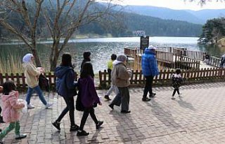 Bolu'ya gelen depremzedeler Gölcük Tabiat Parkı'nı...