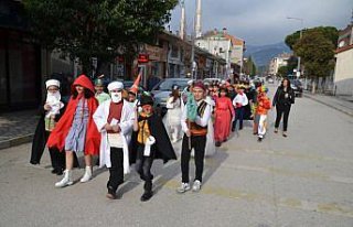 Çorum'da masal kahramanlarının kostümlerini giyen...