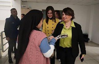 Düzce'de depremzede kadınlara karanfil dağıtıldı