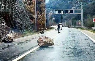 Karabük-Zonguldak kara yolundaki heyelan ulaşımı...