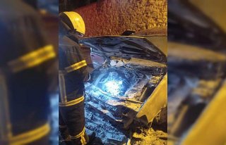 Karabük'te park halindeki otomobil yandı