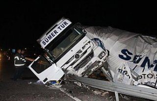 Kastamonu'da bariyerlere çarpan tırın sürücüsü...