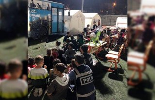 Polis ekiplerinden depremzede çocuklara sinema sürprizi
