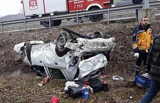 Sinop'ta otomobilin devrildiği kazada anne ve çocuğu...