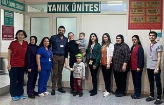 Yanık nedeniyle elini hareket ettiremeyen 3 yaşındaki...