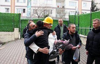 Zonguldaklı madenciler enkazdan kurtardıkları çocuğu...