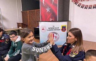 Kastamonu'da jandarma ekipleri depremzede çocukların...