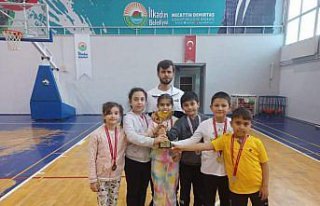 Alaçam Cumhuriyet İlkokulu Badminton Takımı il...
