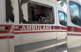 Tokat'ta ihbara giden ambulansın camı kırıldı