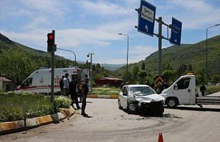 Tokat'ta kamyonet ile otomobilin çarpıştığı...